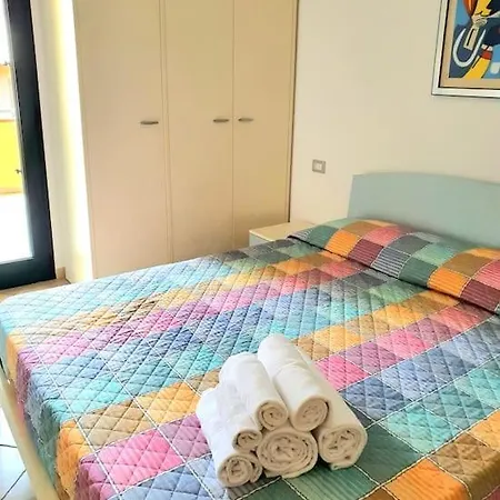 Mikey Con Terrazza Apartmán *